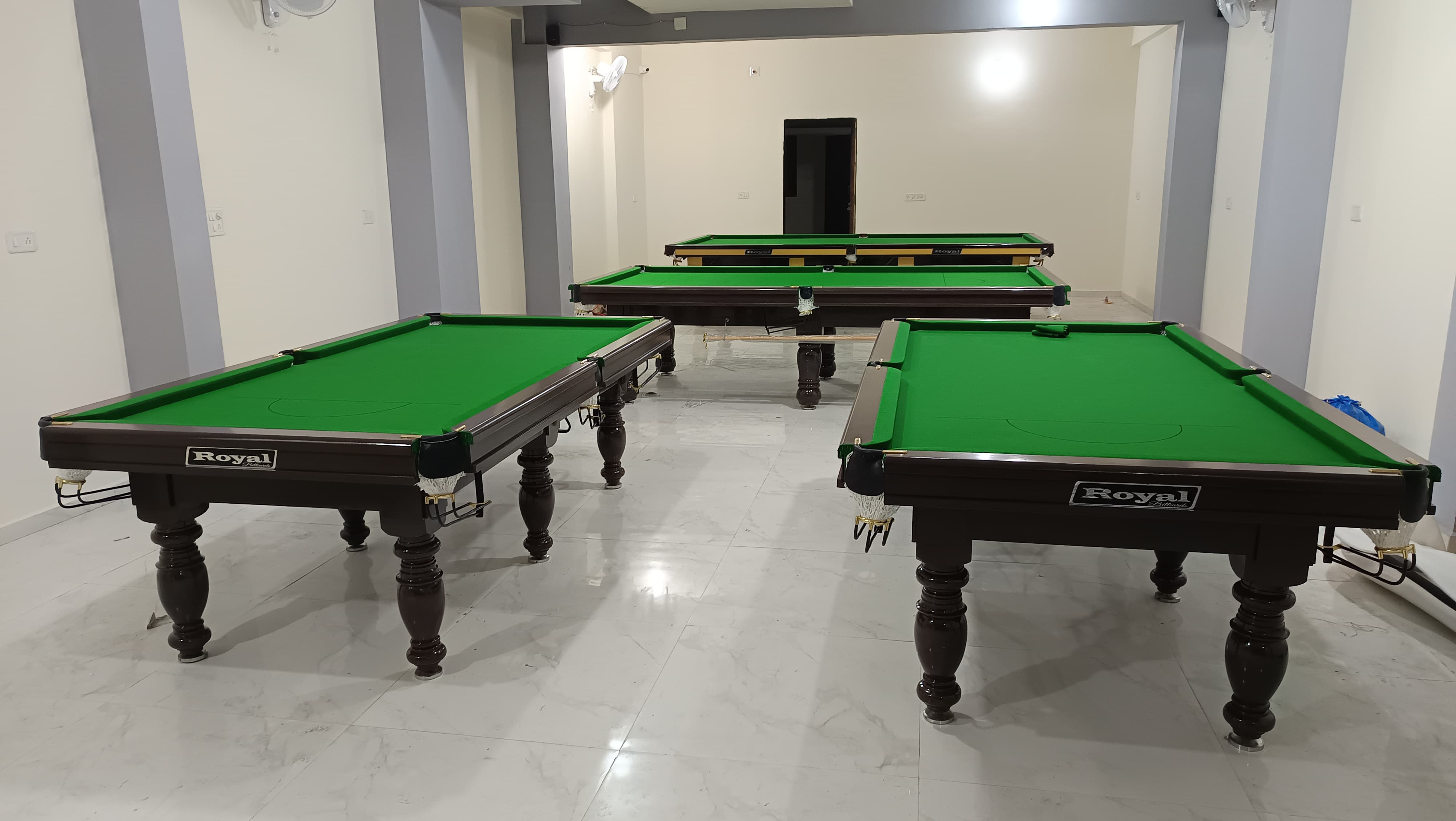 Super Deluxe Snooker Table