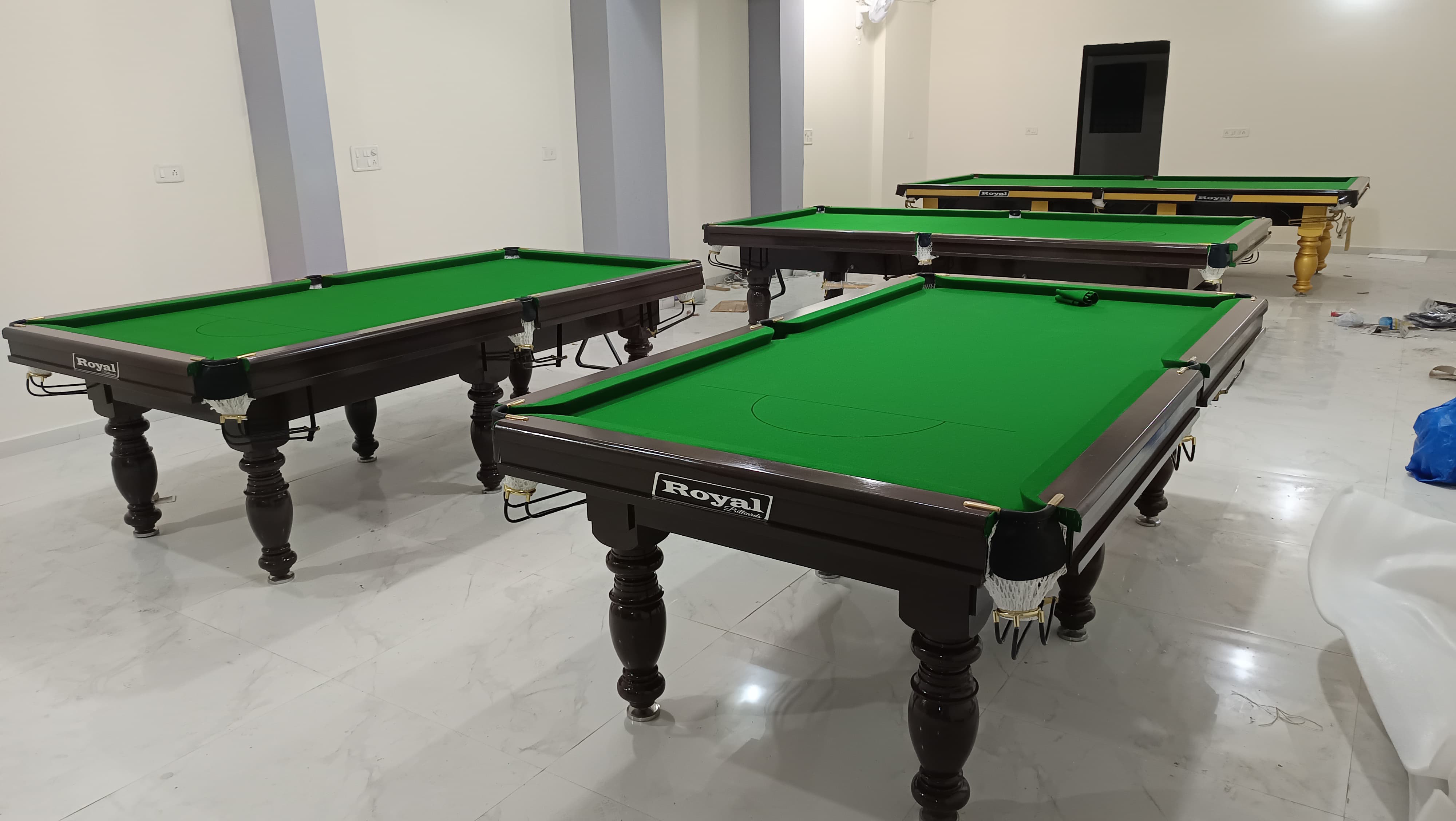 Super Deluxe Snooker Table