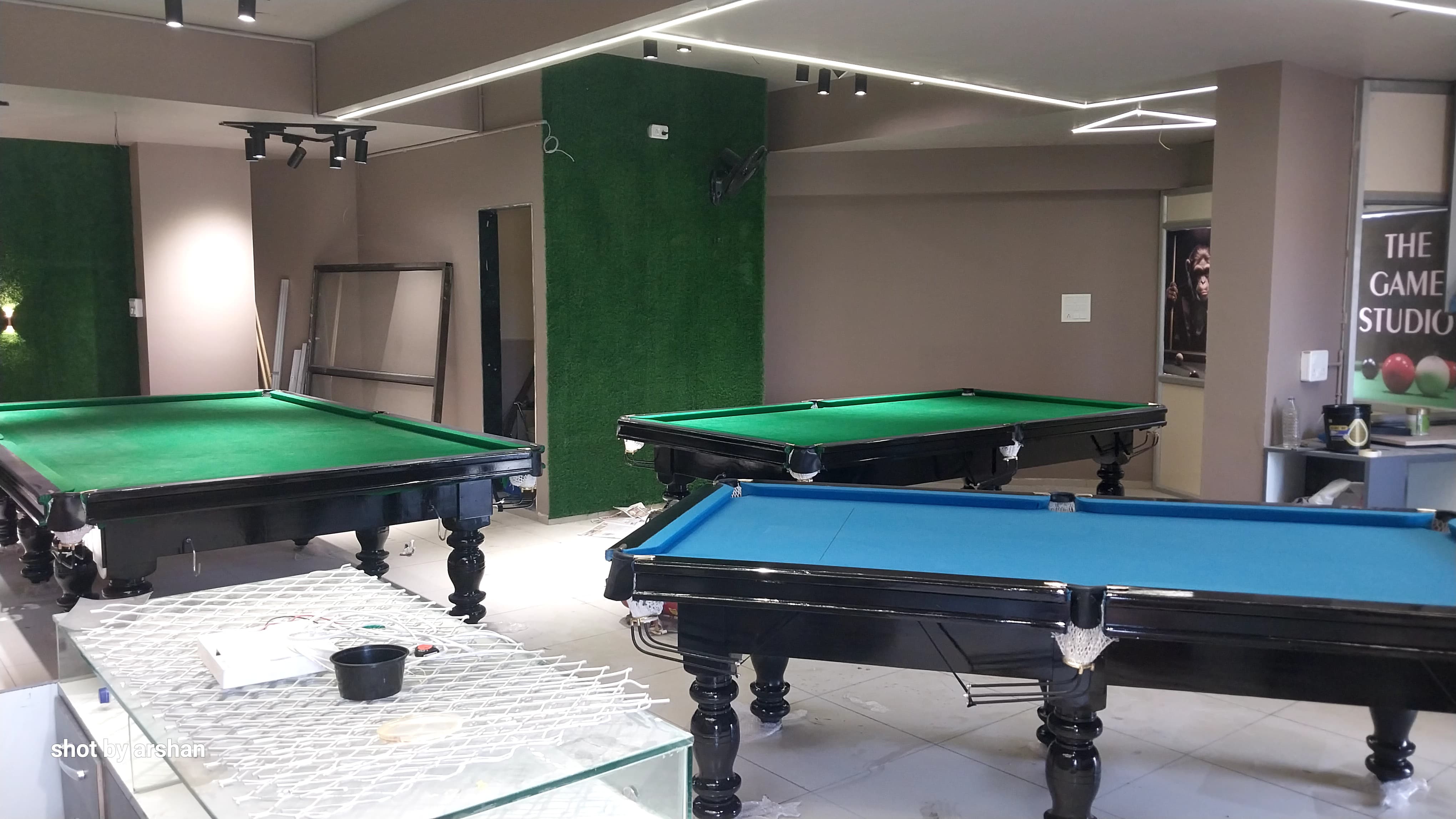 Deluxe Billiard Table